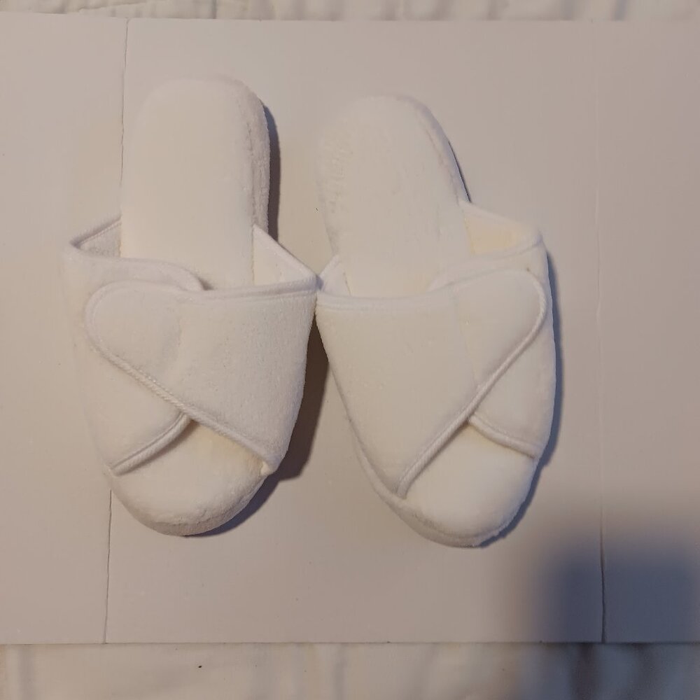 PROFOOT WOMEN'S WHITE WRAP SLIPPERS NWT